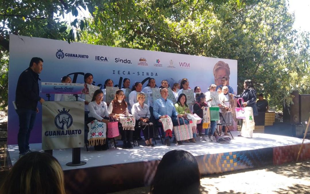 Entrega de Constancias a Mujeres que transforman su vida